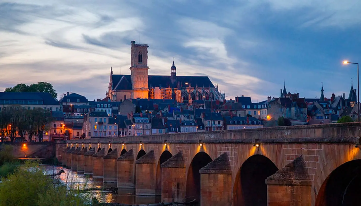 Nevers au crépuscule : la cathédrale Saint-Cyr-et-Sainte-Julitte et le pont de Loire